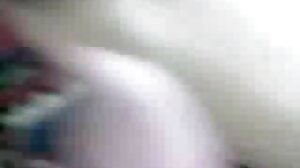 Fingerbanging 레즈비언 대 누드 비치 섹스 도착 신성하게 빛날